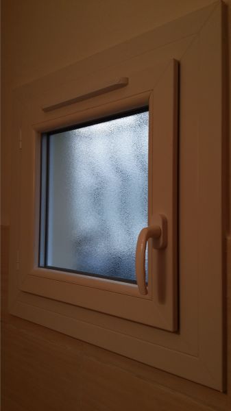 Fenêtre PVC blanc avec vitrage imprimé