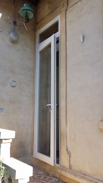 Installation d'une porte fenêtre en PVC blanc grande hauteur à Marseille 13011