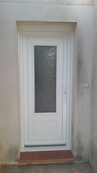 Installation d'une porte d'entrée en PVC blanc à Marseille 13013