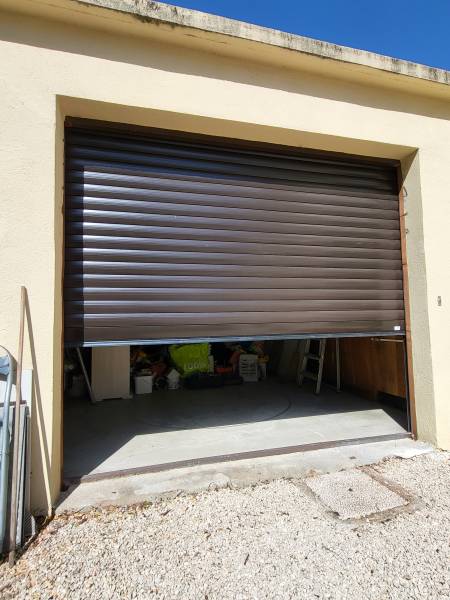 Installation d'une porte de garage enroulable sur-mesure à Plan de Cuques 13380