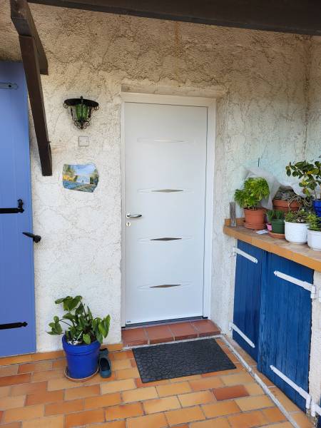 porte d'entrée en acier posé en rénovation dans une maison individuelle à Allauch en lotissement