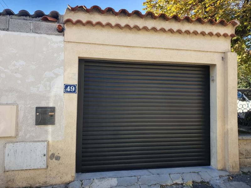 Installation d'une porte de garage enroulable en aluminium, en maison individuelle à La Ciotat 13600