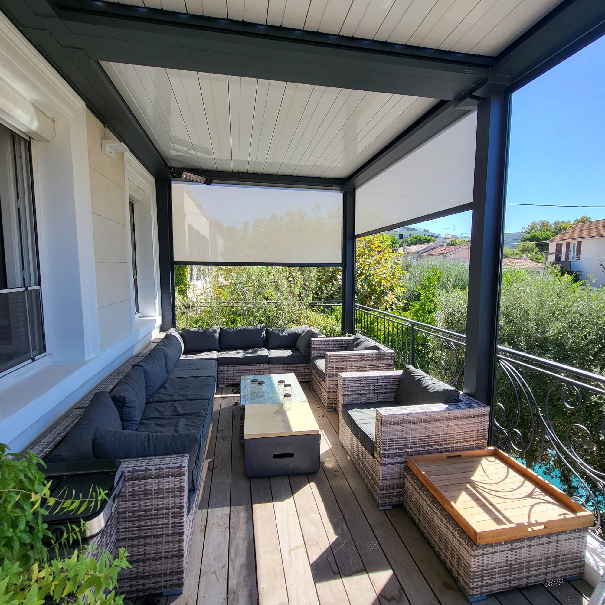 Pose d'une pergola bioclimatique sur-mesure à Marseille 13008