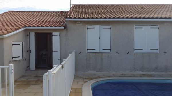 Façade Nord de la maison rénové avec des volets battants en Aluminium laqué blanc