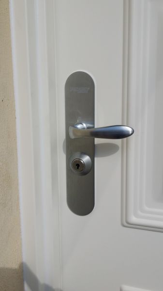 Poignée chromée effet brossé mat sur plaque