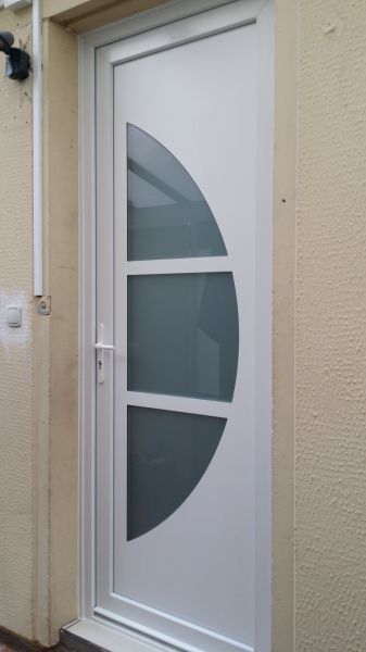Porte d'entrée moderne en PVC blanc aux Pennes Mirabeaux 13170
