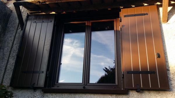 Fenêtre plaxé chêne fonçé aux Pennes Mirabeaux