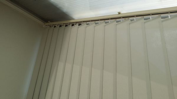 Store à bandes verticales sur Marseille