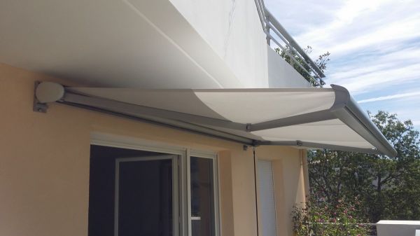 store extérieur à Marseille