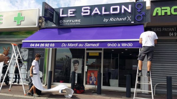 Pose d'un store de commerce à Marseille 13013