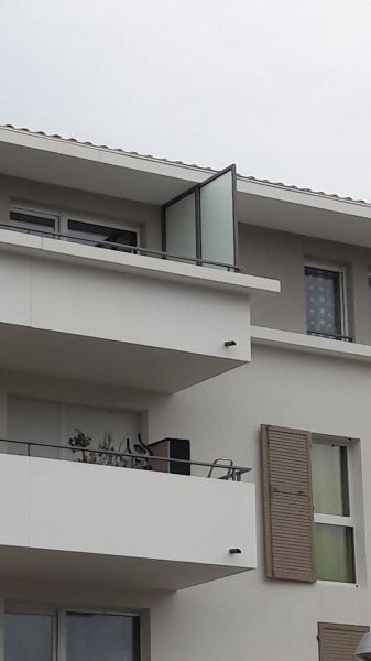 fenêtre en alu sur plan de cuques