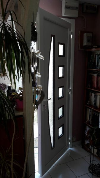 pose d'une porte d'entrée à auriol