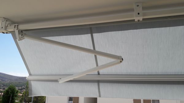 installation d'un store à plan de cuques