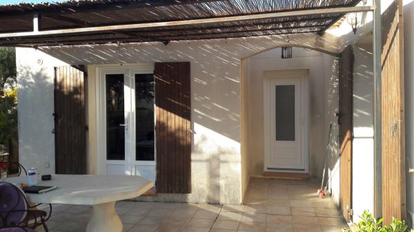 installation d'une porte d'entrée en pvc à marseille