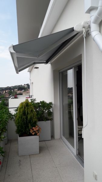 pose de store à plan de cuques