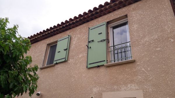 pose de volets en alu sur plan de cuques