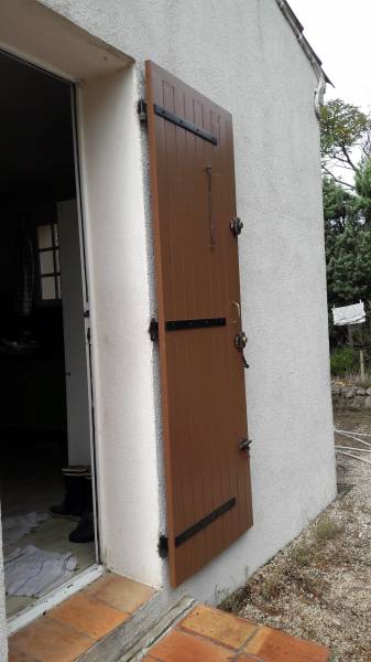volets en bois neuf posés à marseille dans une villa