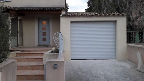 porte de garage sur mesure installée en maison individuelle à marseille