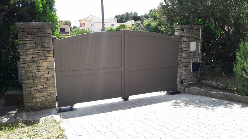 pose de portail alu à plan de cuques