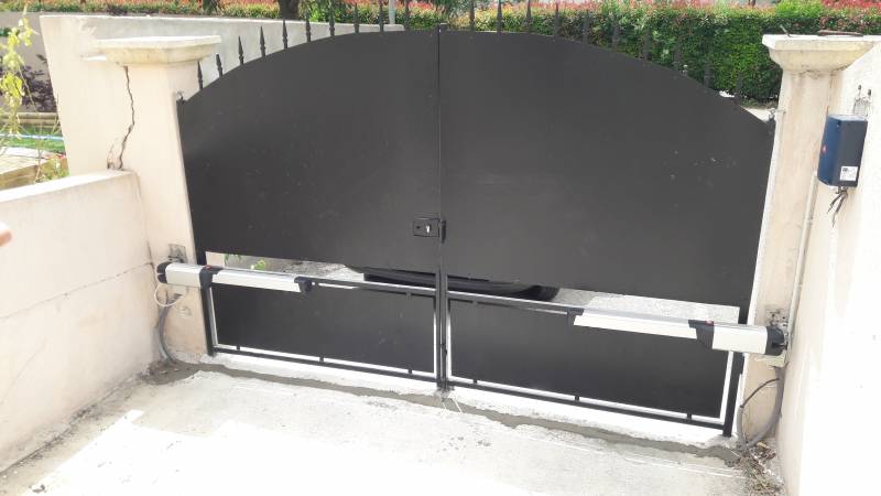 installation d'un automatisme de portail sur marseille chez des propriétaires de maison dans un lotissement