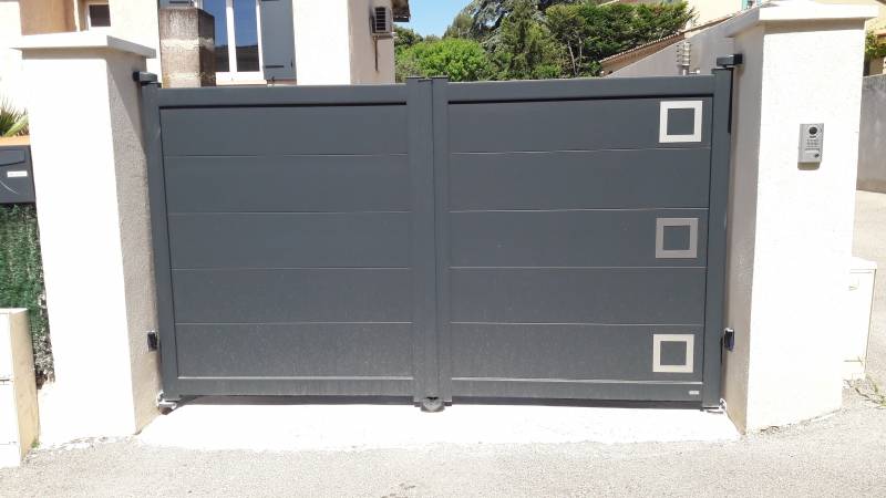 portail alu sur mseure posé par design fermetures et sécurité