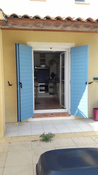 pose de volets battants en aluminium chez un particulier sur marseille 13014