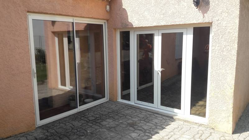 installation de menuiseries en aluminium en renovation dans une villa à la fare les oliviers