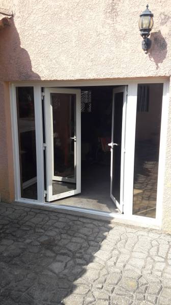 porte fenetre en alu laqué posée en reno dans une villa de la fare les oliviers 13580