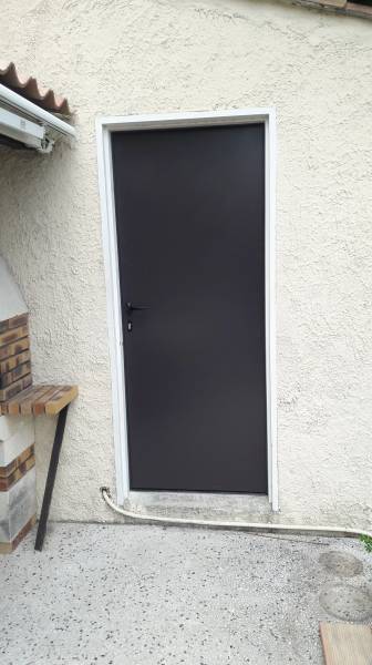 Pose d'une porte de service de garage en Acier à Marseille 13013