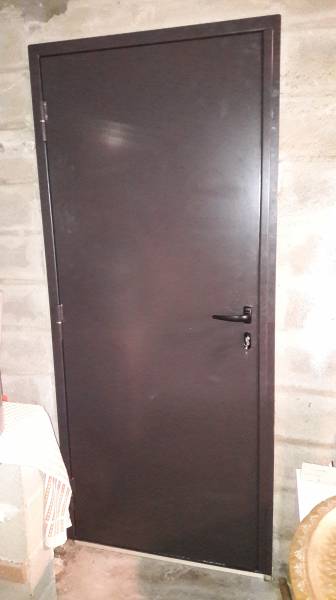 Pose d'une porte de service de garage en Acier à Marseille 13013