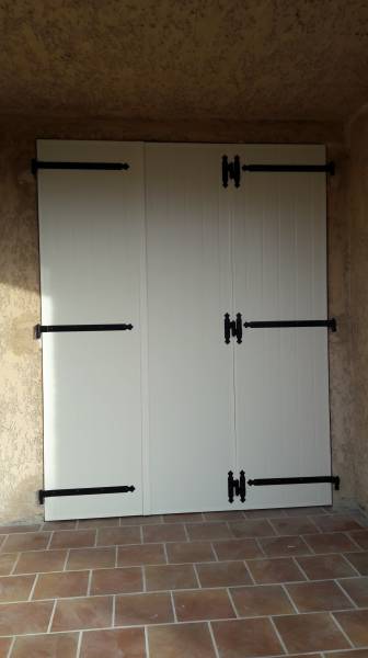 installation de volet battant alu laqué sur marseille dans une villa