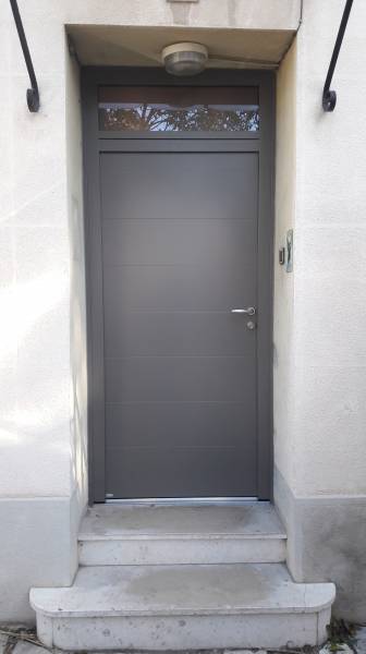 pose d'une porte d'entrée en acier sur plan de cuques en maison individuelle