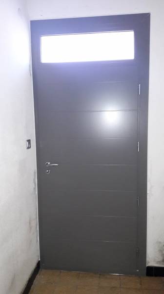 porte sur mesure posée sur plan de cuques
