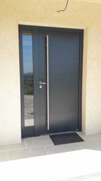 pose d'une porte d'entrée en rénovation en maison individuelle à allauche