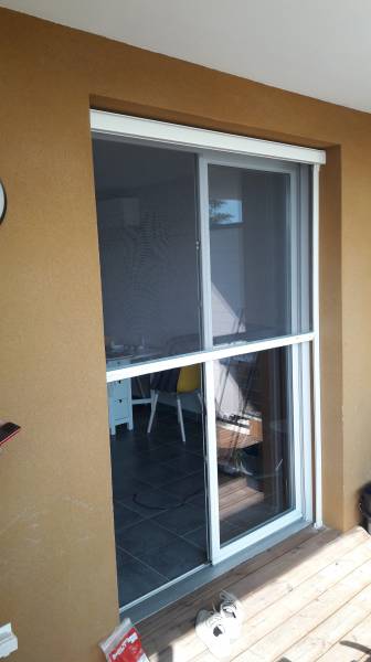 installation de moustiquaires enroulables sur mesure sur plan de cuques
