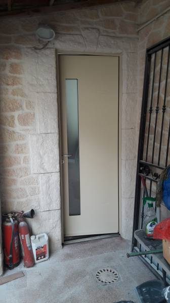 pose d'une porte d'entrée en acier sur plan de Cuques en maison