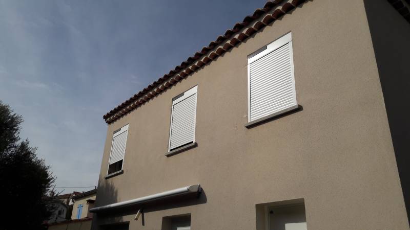 installation de volets roulants solaires sur mesure à marseille en villa