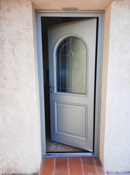 fabrication et pose en sur mesure d'une nouvelle porte d'entrée en alu en maison individuelle à allauch