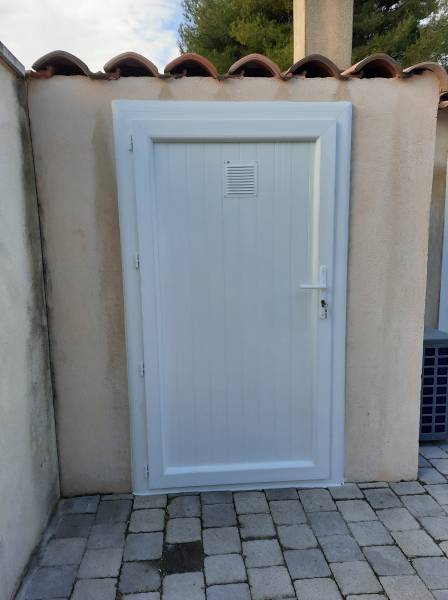 Pose d'une porte de service en PVC à Allauch