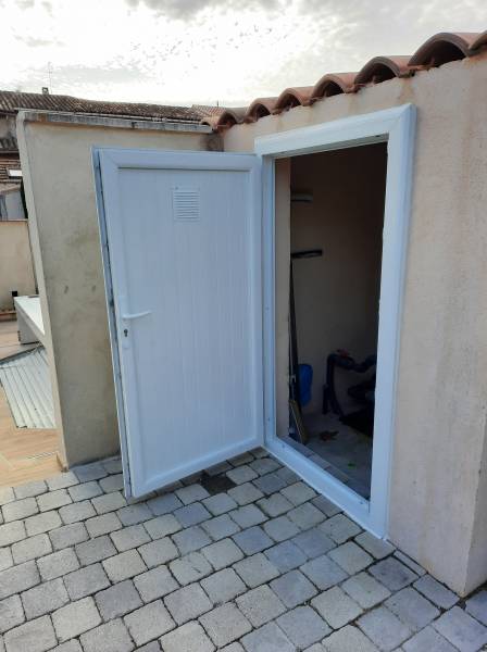 Pose d'une porte de service en PVC à Allauch