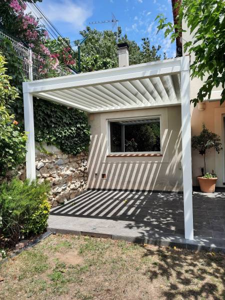 pose d'une pergola bioclimatique sur une terrasse de villa à marseille 13012