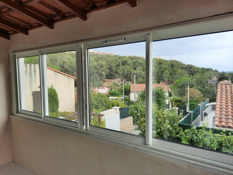 fermer sa terrasse par des menuiseries en alu en villa sur marseille