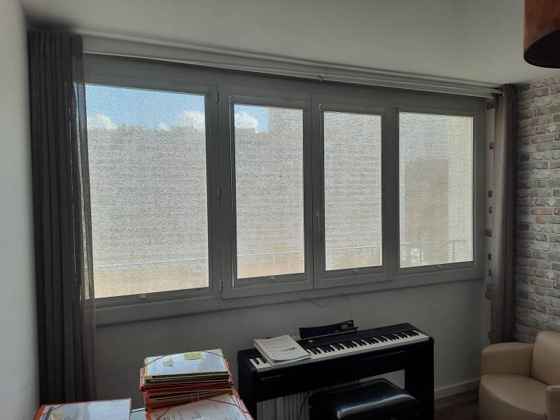 stores enrouleurs posés à Marseille sur fenêtres PVC