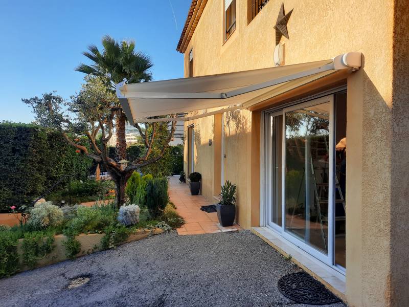 installation d'un store de terrasse en villa à marseille 13013 chez des particuliers propriétaires
