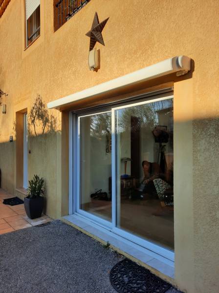 Avis pose d'une porte d'entrée, store motorisé et tablier de volet roulant