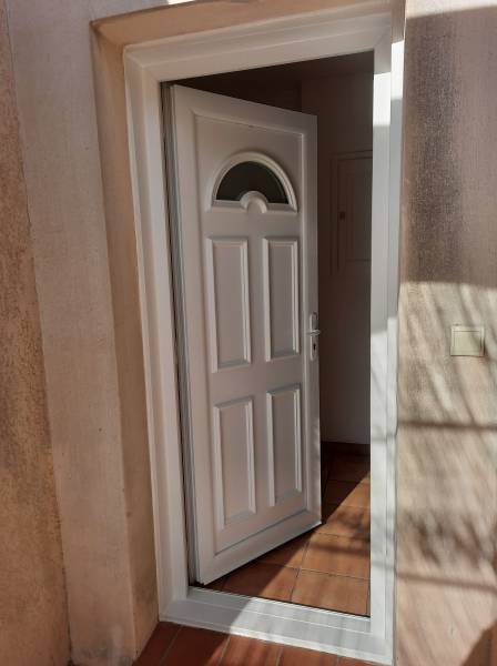 installer une porte d'entrée en réno en villa individuelle à marseille