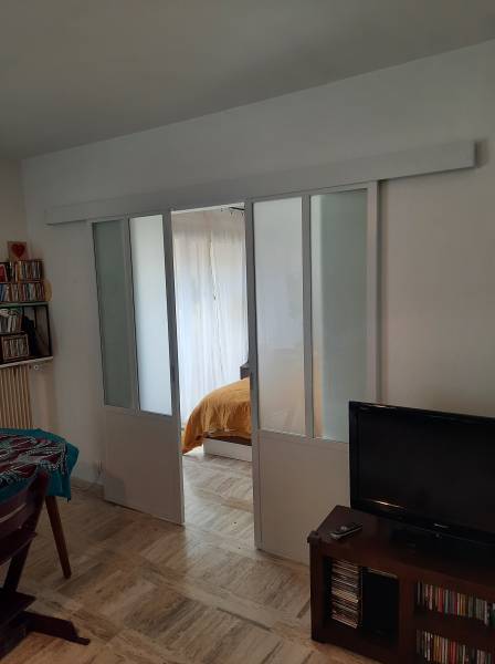 pose d'une séparation de pièce posée en applique en appartement sur marseille