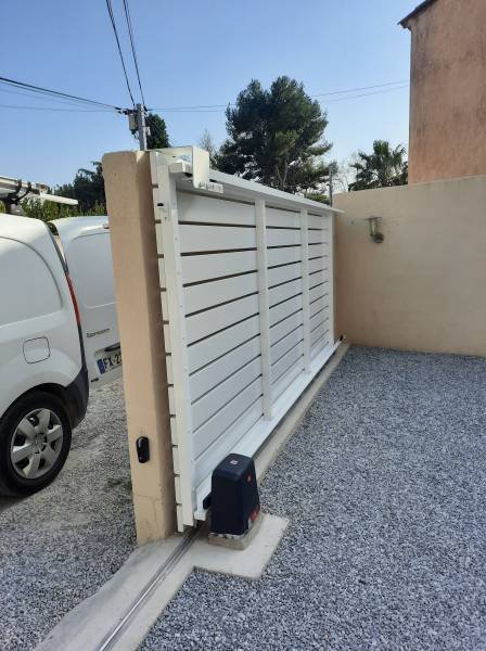 pos edans les règles de l'art d'un portail en alu blanc sur marseille