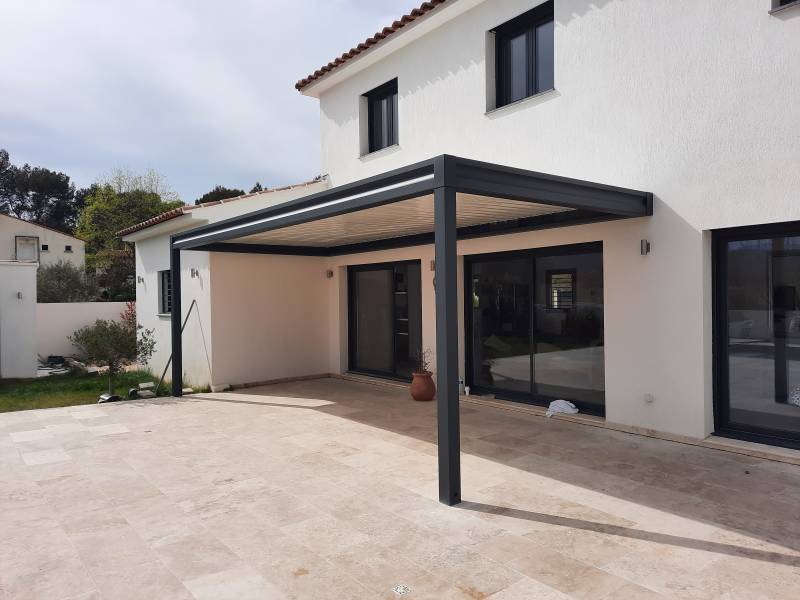 installation d'une pergola bioclimatique à Allauch en villa pour protéger sa terrasse du soleil