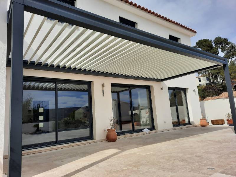 pose de pergolas bioclimatiques sur mesure en villa à allauch
